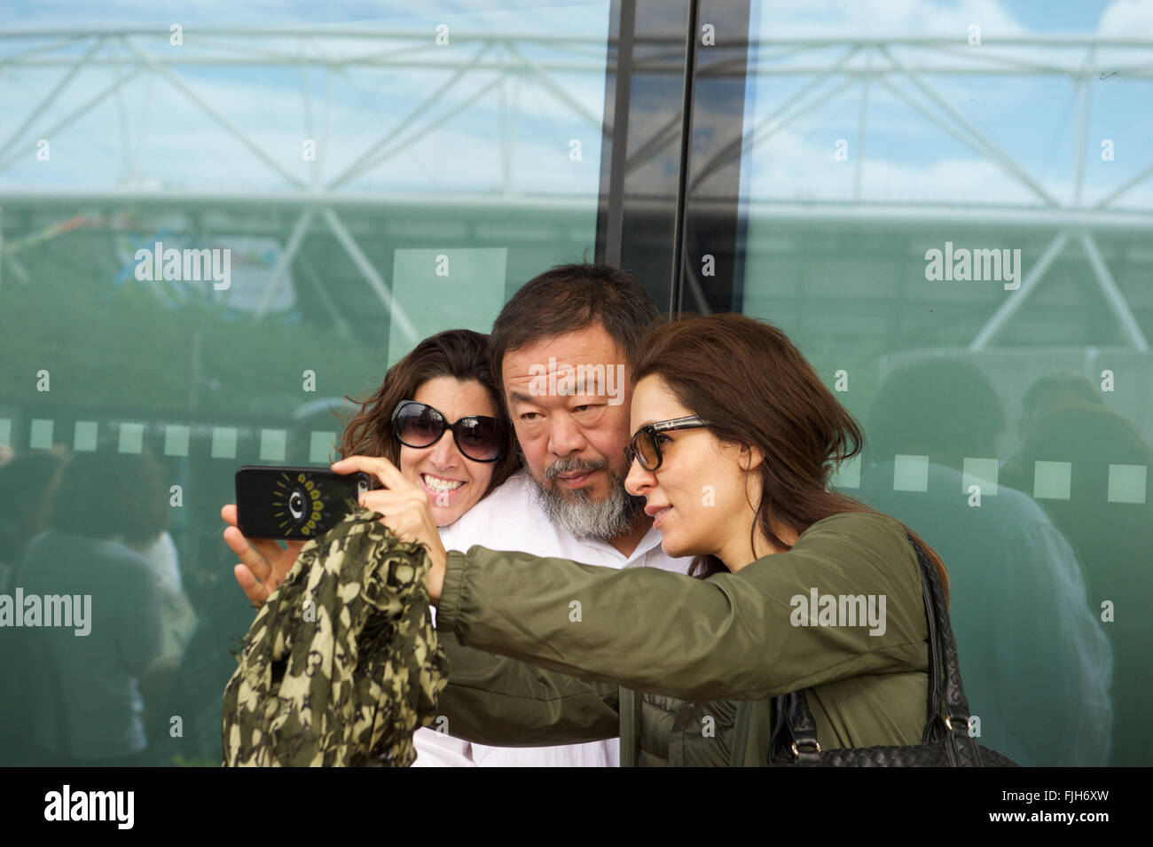 AAI Weiwei und zwei Frauen, die eine selfie Stockfoto