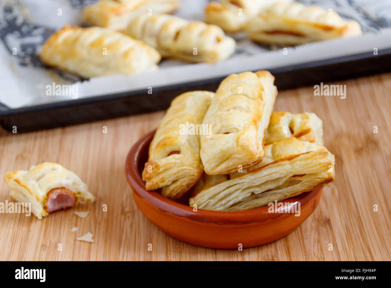 Würstchen in Blätterteig Stockfoto