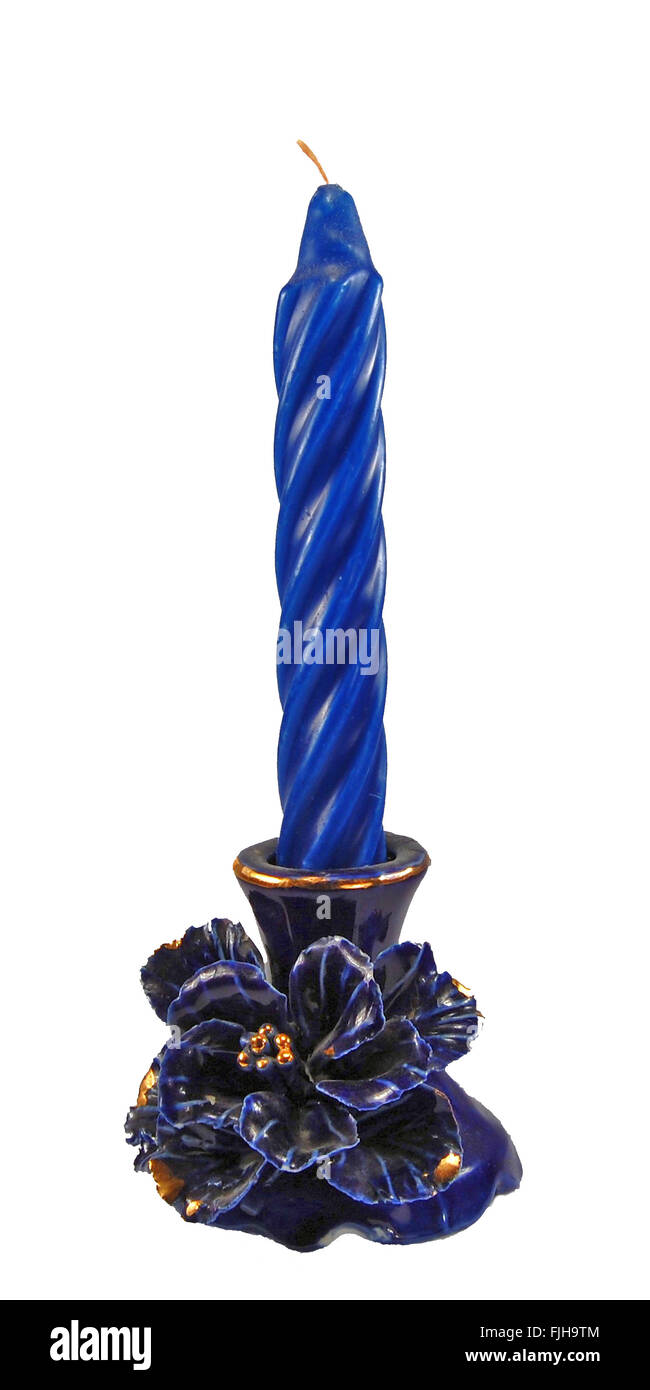 Blaue dekorative Kerzen in der Porzellan-Schrank. Stockfoto