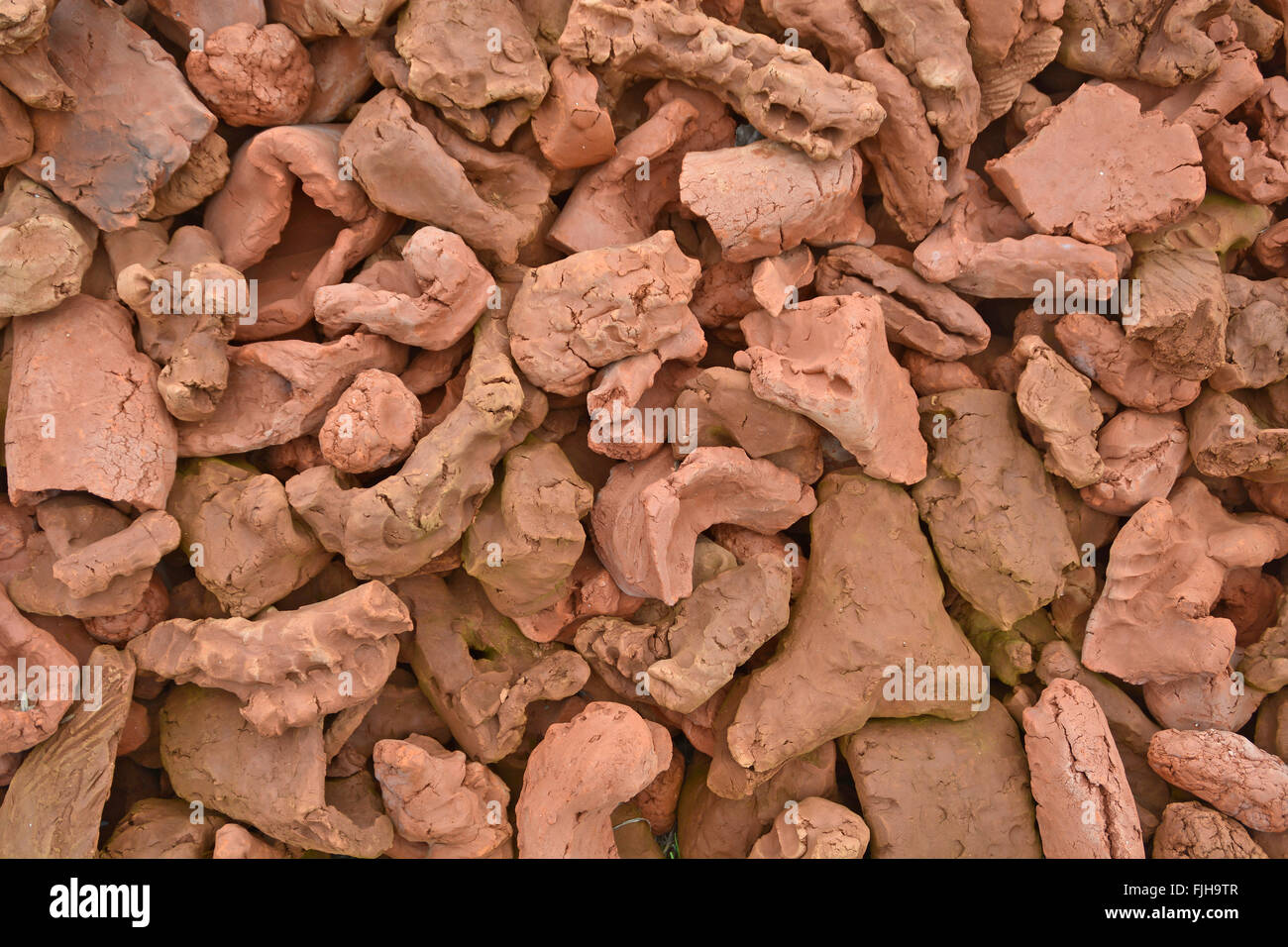 Große Haufen Teile und Formen gebacken Ton auf dem Hügel. Stockfoto