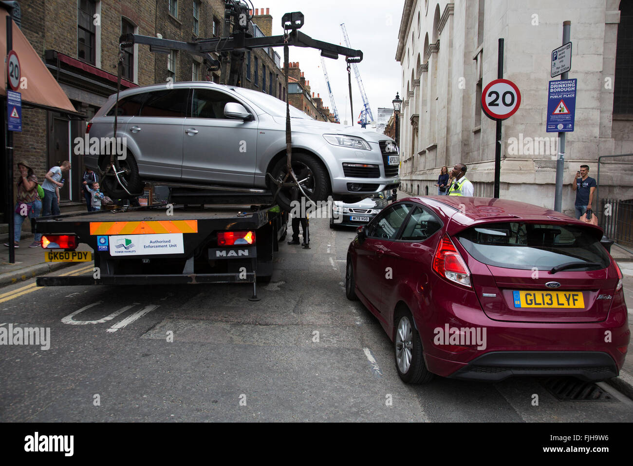 Auto wird auf der Rückseite eines LKW gehoben und beschlagnahmt von zugelassenen Durchsetzung Einheit für illegale Parkplatz in Spitalfields, London, UK. Nicht Parkplatz Geldbußen, entfernt diese Abteilung illegal geparkten Fahrzeug. Stockfoto