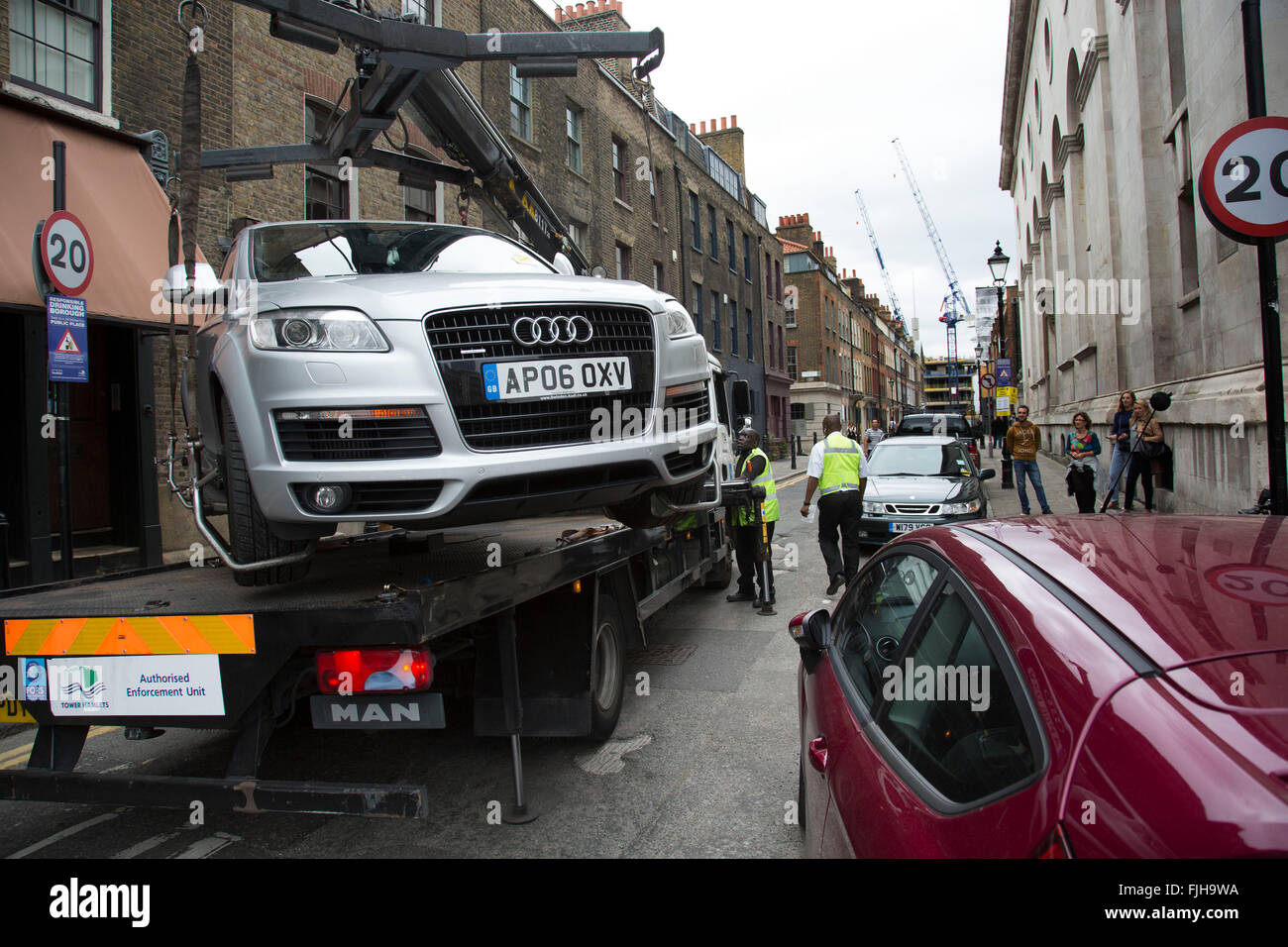 Auto wird auf der Rückseite eines LKW gehoben und beschlagnahmt von zugelassenen Durchsetzung Einheit für illegale Parkplatz in Spitalfields, London, UK. Nicht Parkplatz Geldbußen, entfernt diese Abteilung illegal geparkten Fahrzeug. Stockfoto