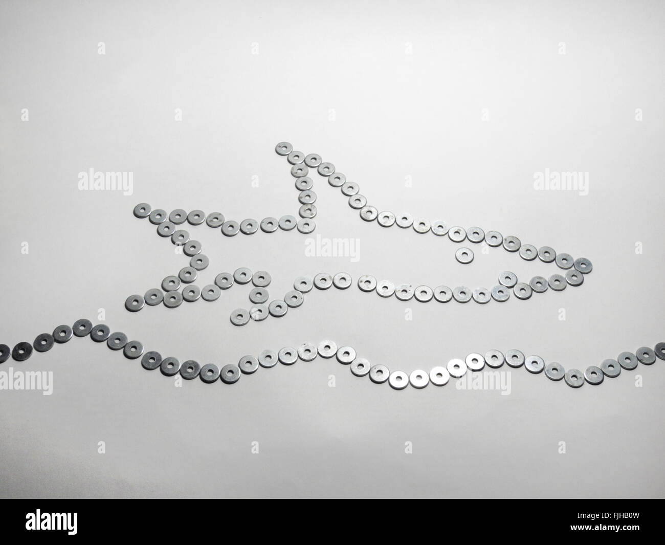 das Symbol des Fisches auf Wellen, von flachen Unterlegscheiben gemacht Stockfoto