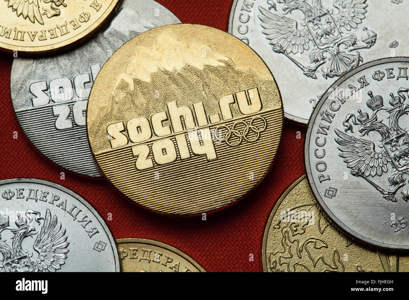 Münzen aus Russland. Logo für die Sotschi 2014 Olympischen Winterspiele in Russland 25 Rubel-Gedenkmünze dargestellt. Stockfoto