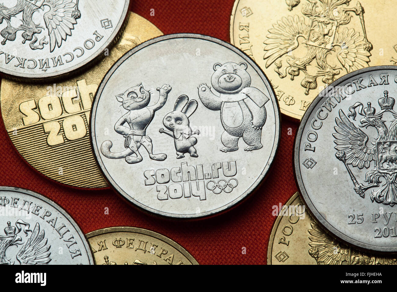Münzen aus Russland. Olympische Maskottchen für die Sotschi 2014 Olympischen Winterspiele in Russland 25 Rubel-Gedenkmünze dargestellt. Stockfoto