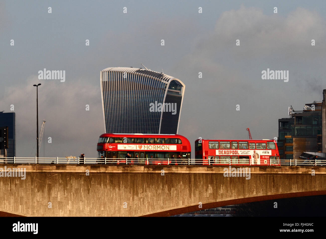 Roten Doppeldecker-Busse über Waterloo Brücke, 20 Fenchurch Street "Walkie-Talkie" Gebäude im Hintergrund, London, England. Stockfoto