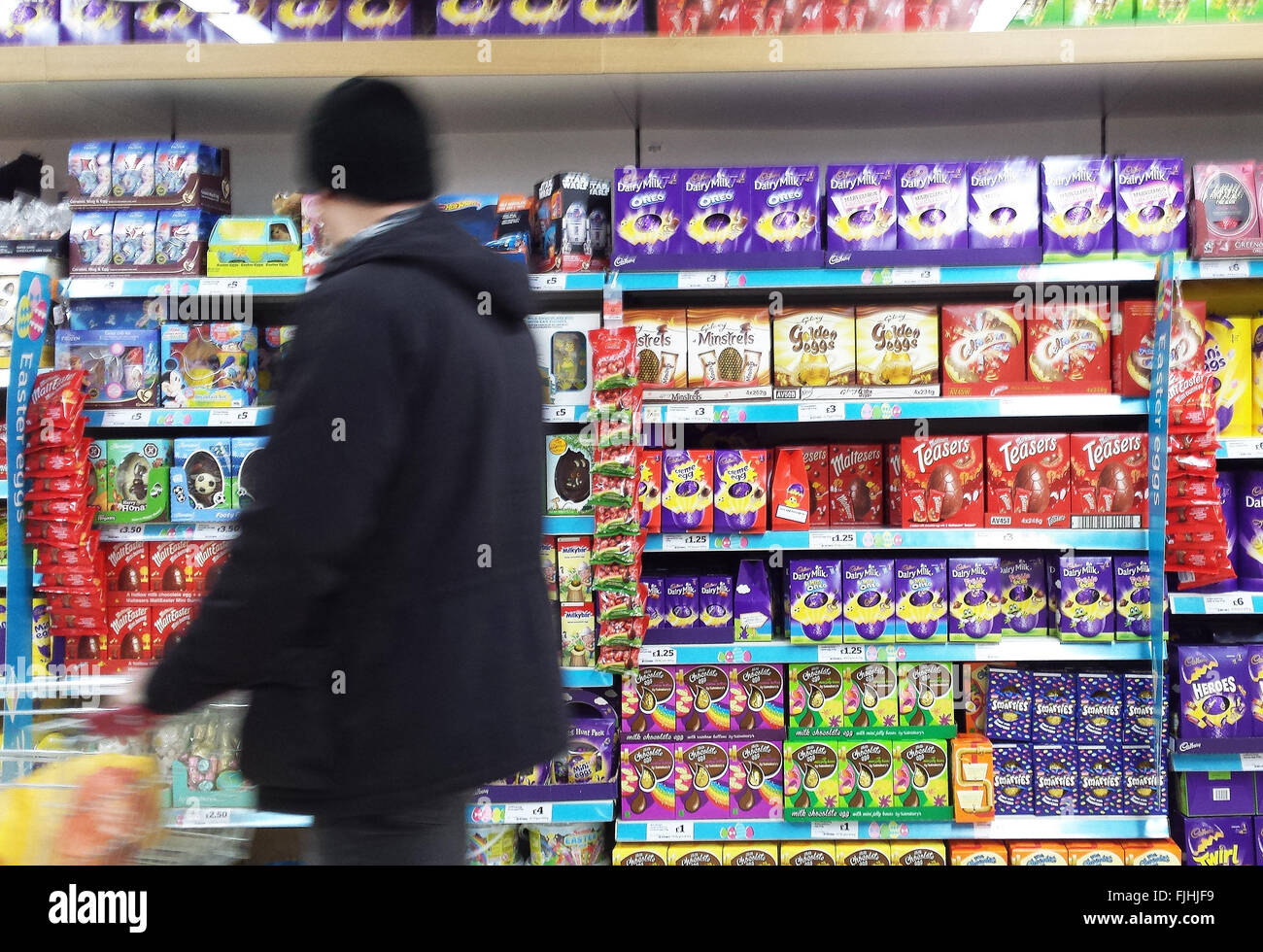 London, UK vergeht die Ostereier-Anzeige 2. März 2016 - ein Shopper Sainsburys vorrätig. Sainsbuys in Harringey, Nord-London Start Ostereier speichern zeigt drei Wochen zu früh. Karfreitag ist auf Freitag, 25. März 2016 und Ostersonntag auf Sonntag, 27. März 2016 © Dinendra Haria/Alamy Live News Stockfoto