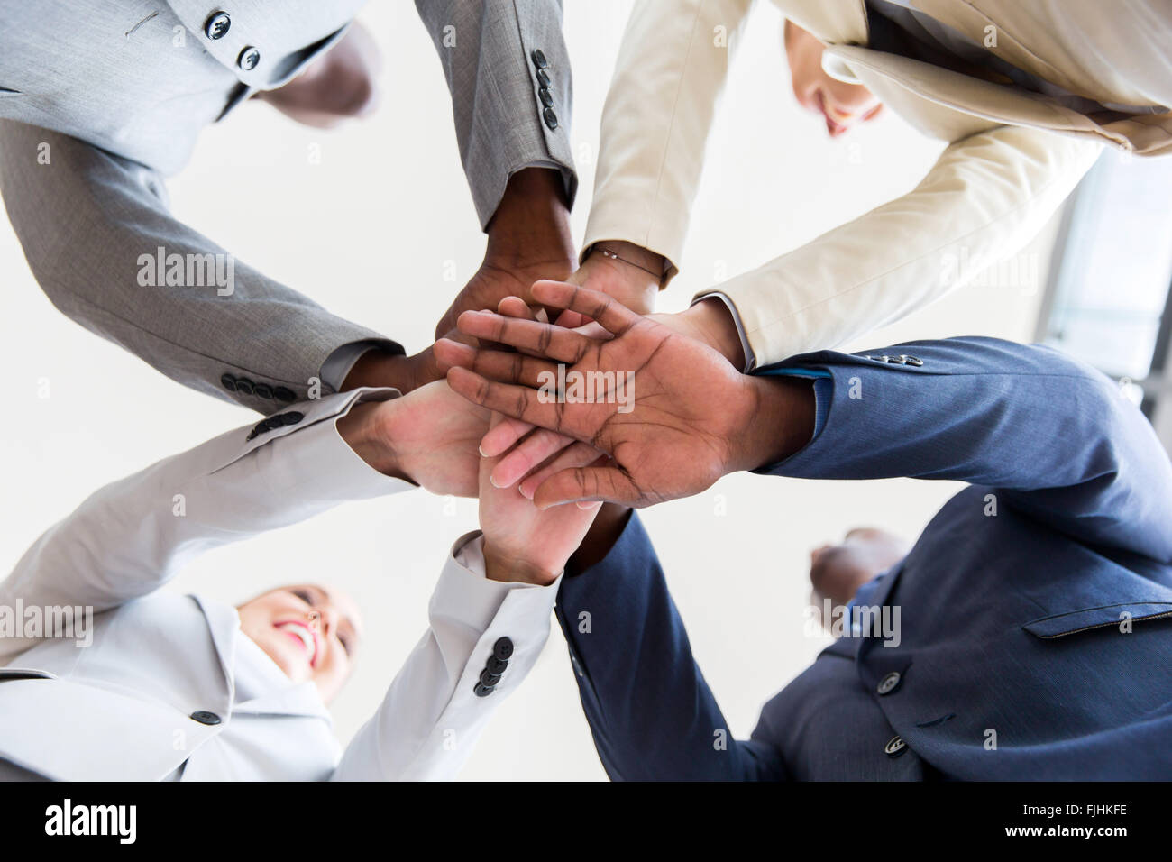 Menschen Sie unter Überblick über Unternehmen Hände zusammen Stockfoto