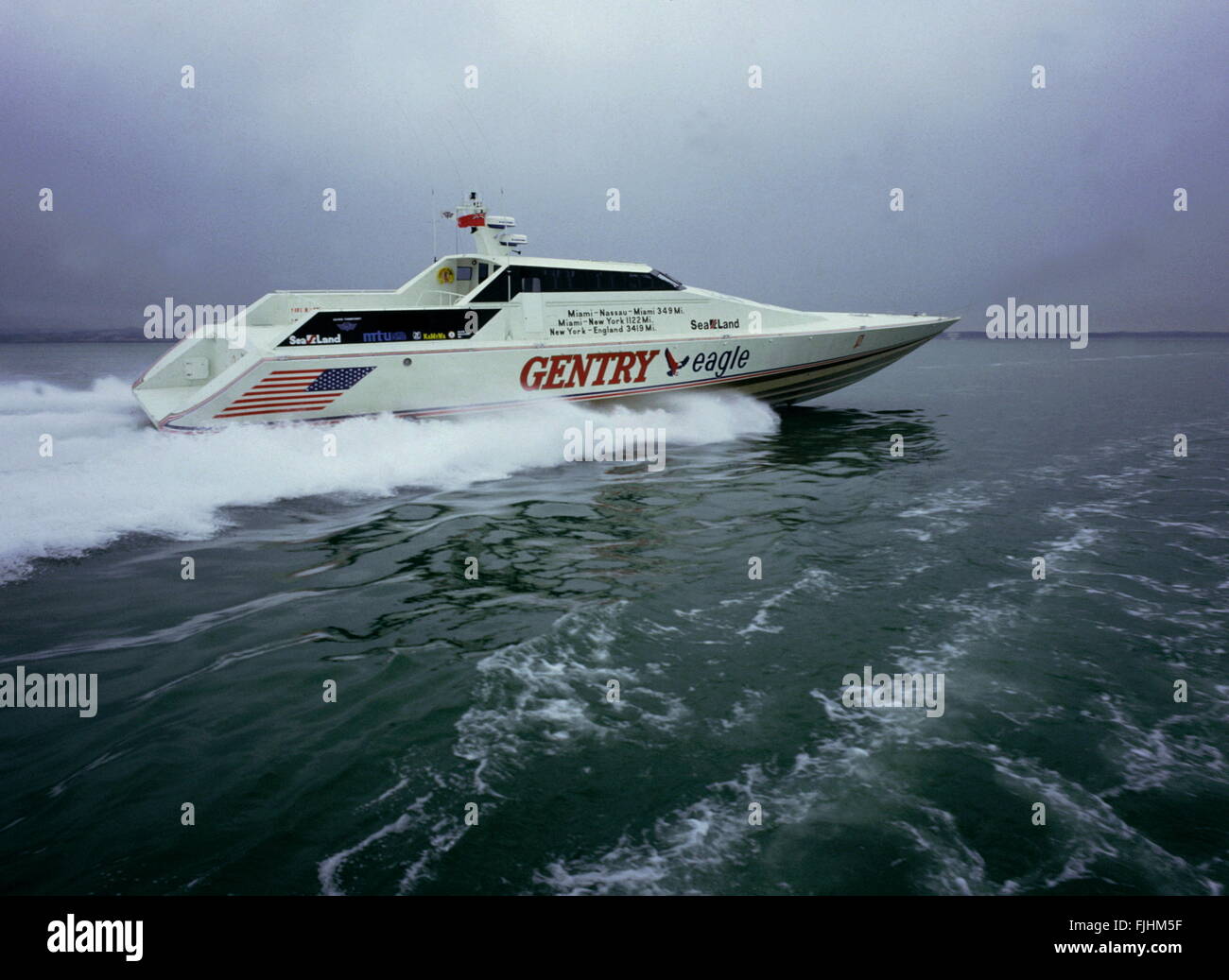 AJAXNETPHOTO. 1989. SOLENT, ENGLAND - REKORDBRECHER - AMERIKANISCHE 114FT RACING POWERBOAT GENTRY MIT GESCHWINDIGKEIT IM SOLENT ADLER. FOTO: JONATHAN EASTLAND/AJAX REF: 880222 Stockfoto