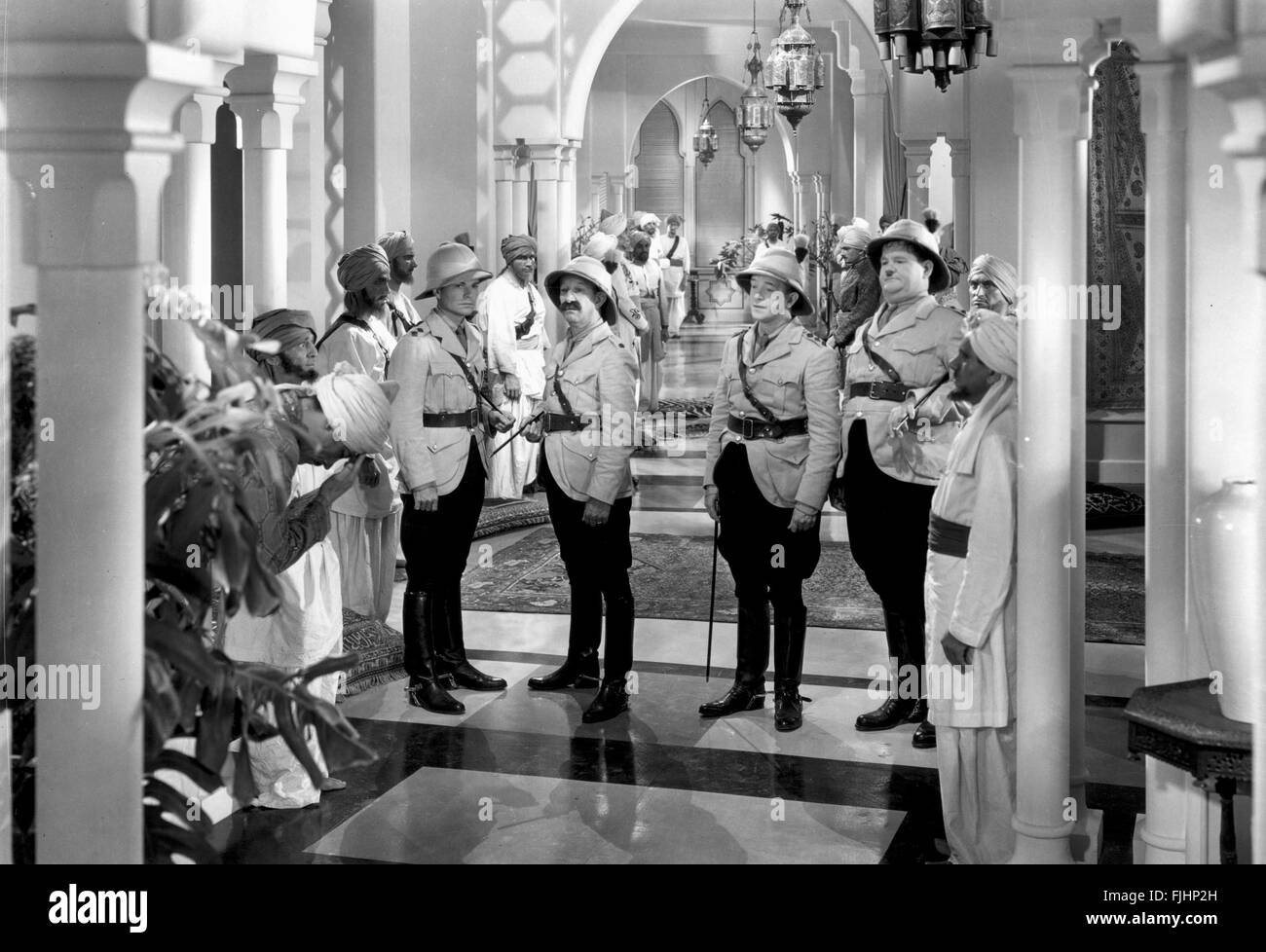 JAMES FINLAYSON, Stan Laurel, Oliver Hardy, Bonnie Scotland, 1935 Stockfoto