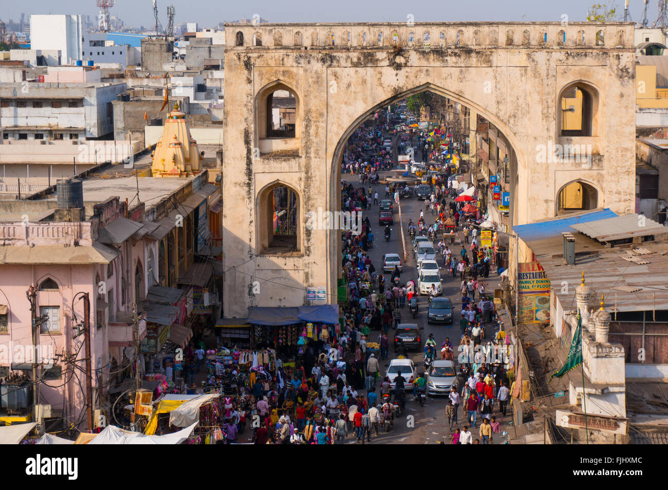 Hyderabad, Telangana, Indien, 28.Februar 2016: Berühmte Laad Markt rund um das charminar in der Altstadt von Hyderabad. Straßen voller Menschen und kleine Geschäfte Stockfoto