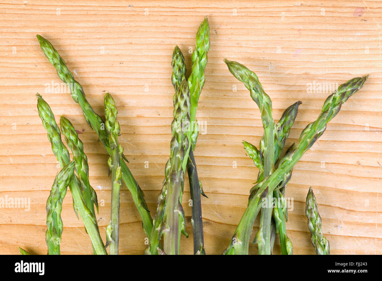 Spargel auf dem rustikalen Holztisch Stockfoto