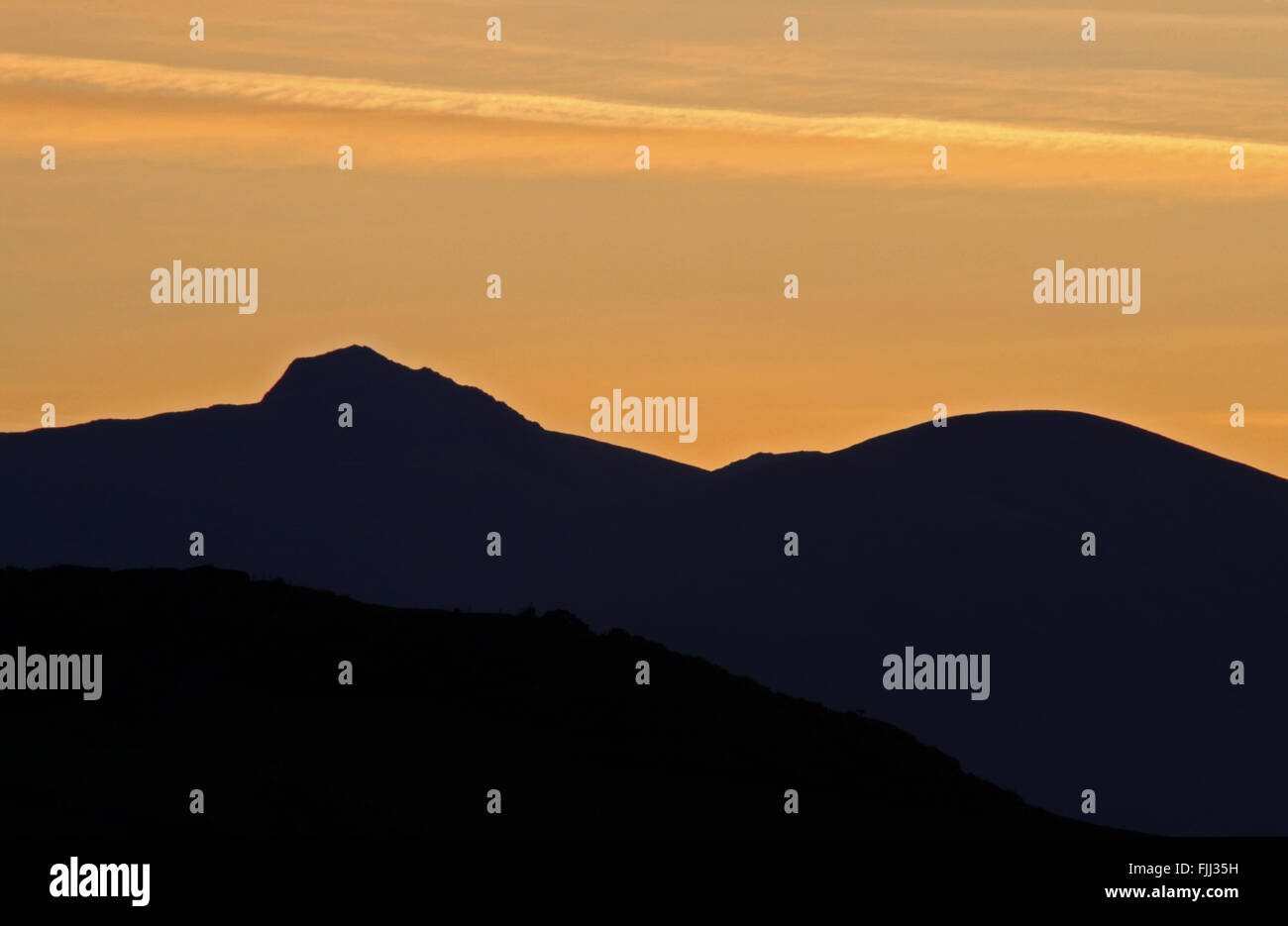 Silhouette der Cadir Idris von Tywyn bei Sonnenaufgang Stockfoto
