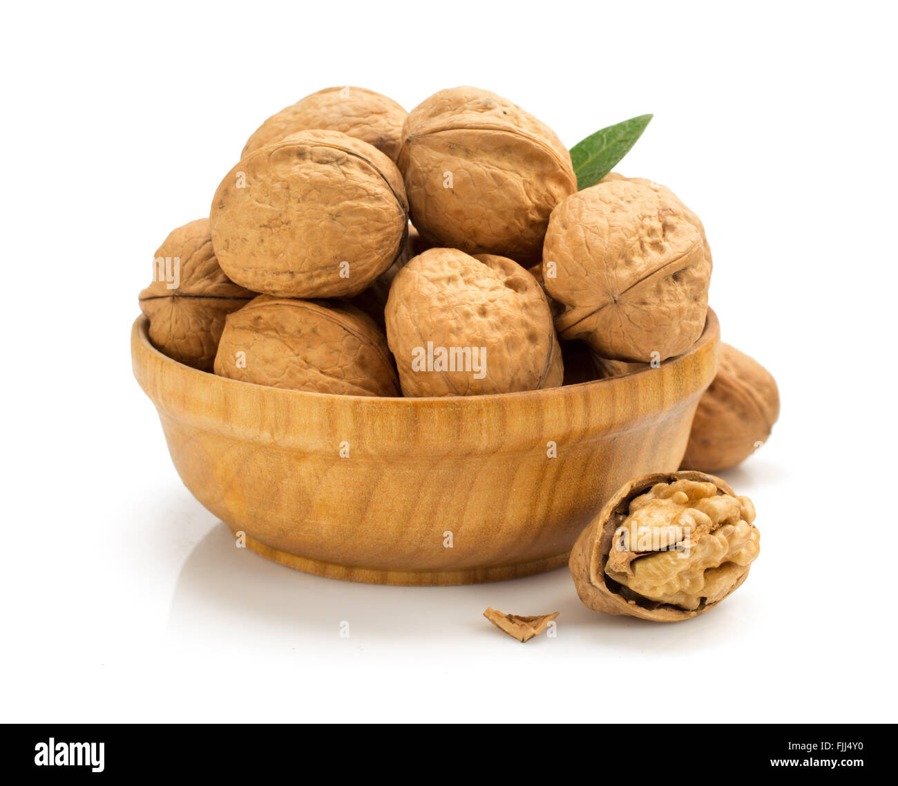 Walnüsse in der Schale isoliert auf weißem Hintergrund Stockfoto