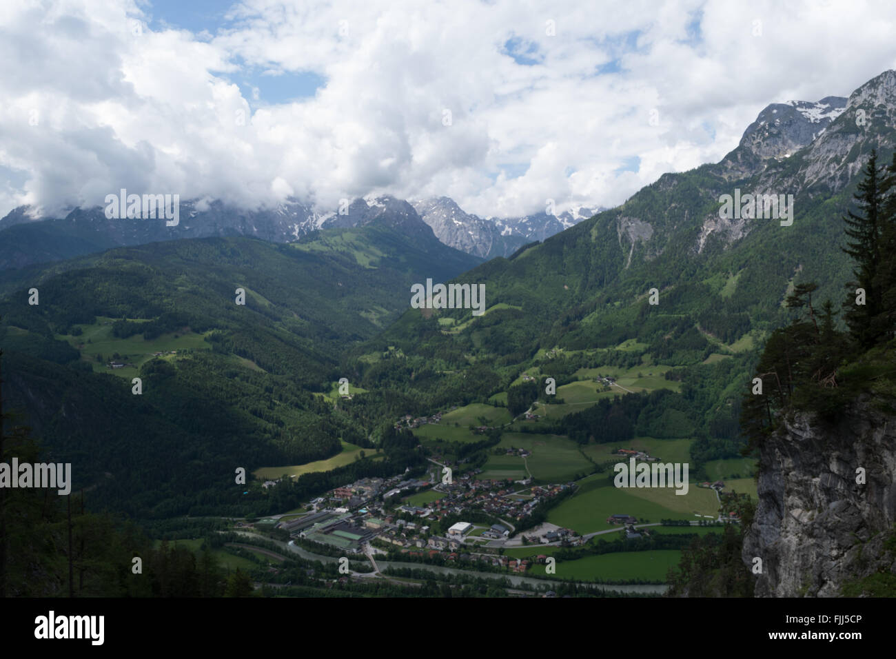 Hügel-Berge-Alpen Reisen Österreich Dorf Himmel Schnee Stockfoto