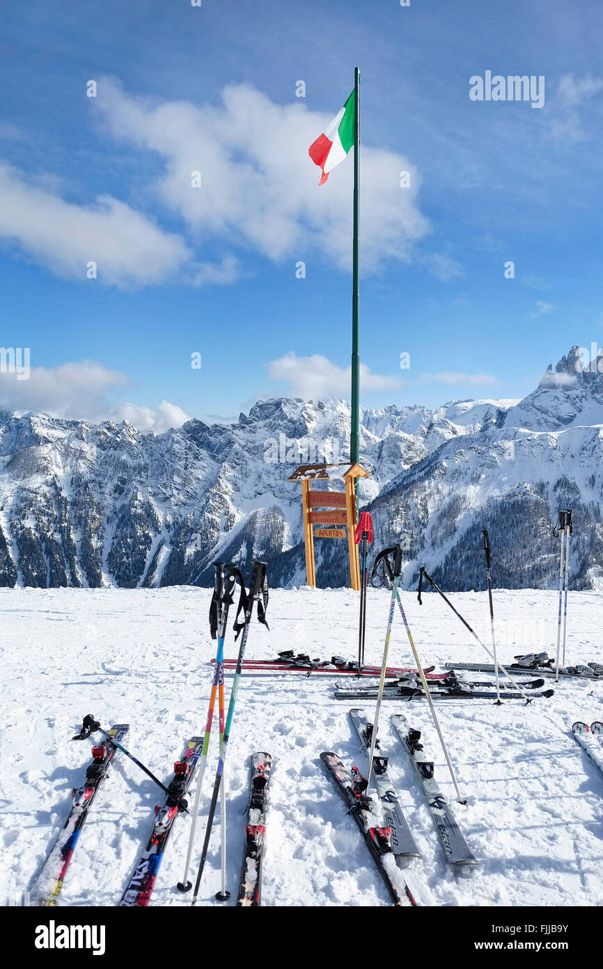 Berge, Skifahren, Alpen, Italien, Dolomiten, Winter, Schnee, blauer Himmel, Ski, Resorts, genießen, entspannen, Urlaub, Pisten, Höhenlage, Tal, Wolken, Sonne Stockfoto