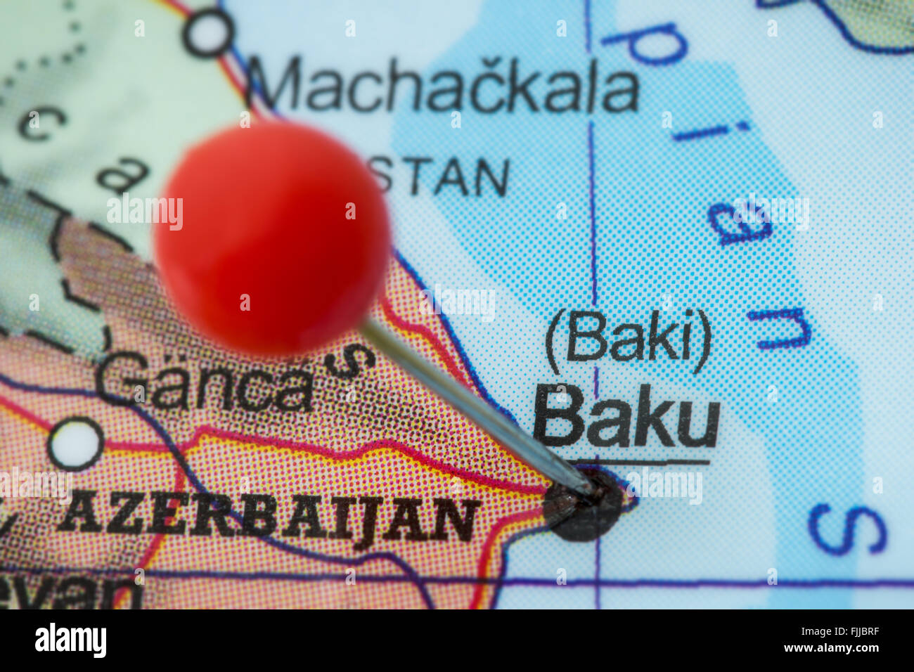 Nahaufnahme der einen roten Pin in einer Karte von Baku, Aserbaidschan. Stockfoto