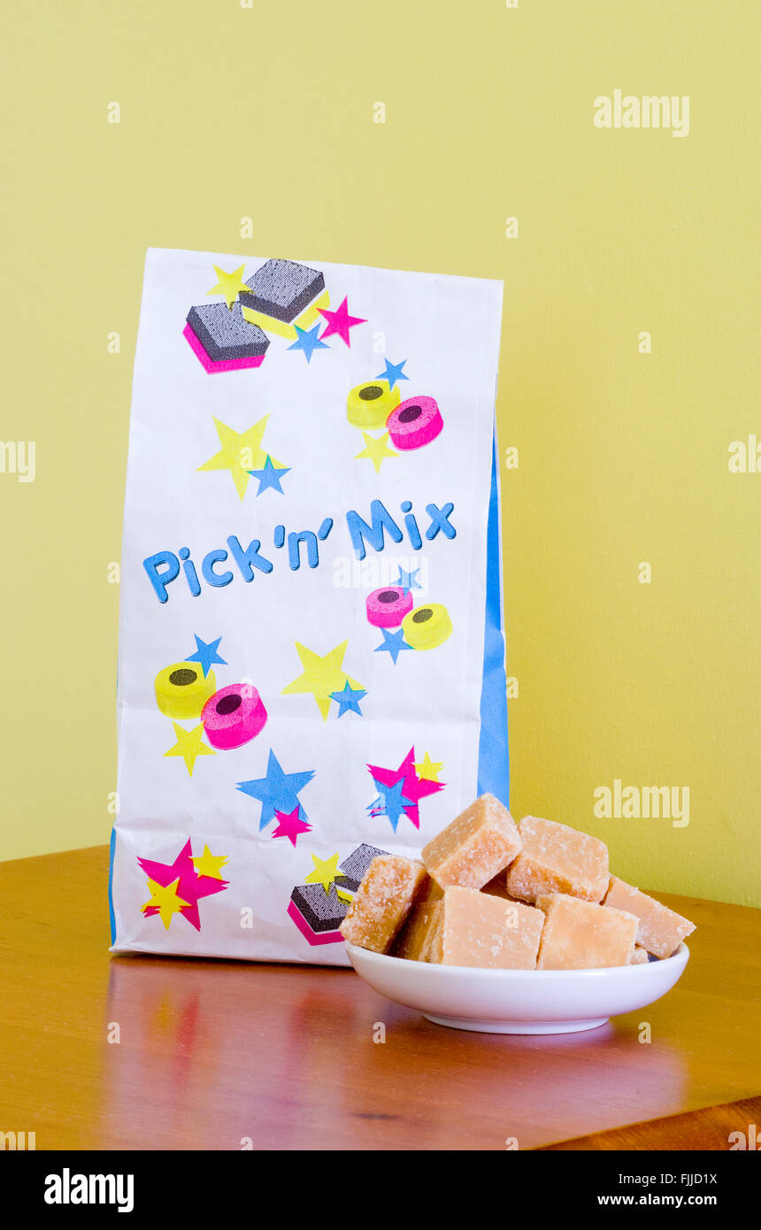 Schottische Tablet Süßigkeiten und einem Pick & Mix Beutel Stockfoto