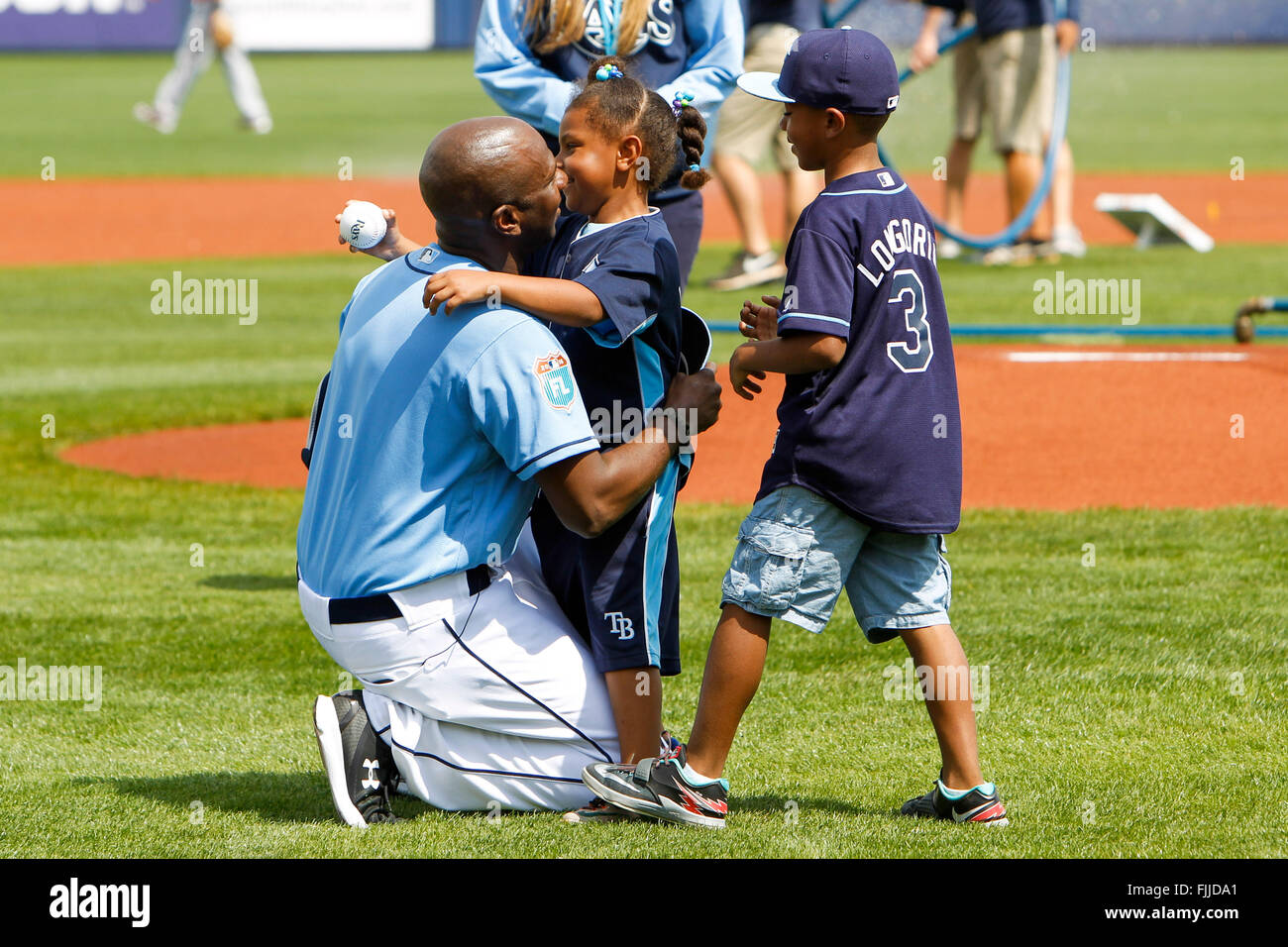 Port Charlotte, Florida, USA. 2. März 2016. WILL VRAGOVIC | Times.Petty Officer Patrick Jackson, uns Marine Seabees, schmiegt sich an seine Kinder, Isaih, 7, und Fallon, 5, nachdem sie durch den Fang des zeremoniellen ersten Pitch vor der Ausstellung Opener zwischen den Tampa Bay Rays und die Washington Nationals an Charlotte Sportpark in Port Charlotte, Florida auf Mittwoch, 2. März 2016 überrascht. Jacksons Kinder wussten nicht, er wurde von seinem Einsatz nach Hause. © Willen Vragovic/Tampa Bay Times / ZUMA Draht/Alamy Live News Stockfoto