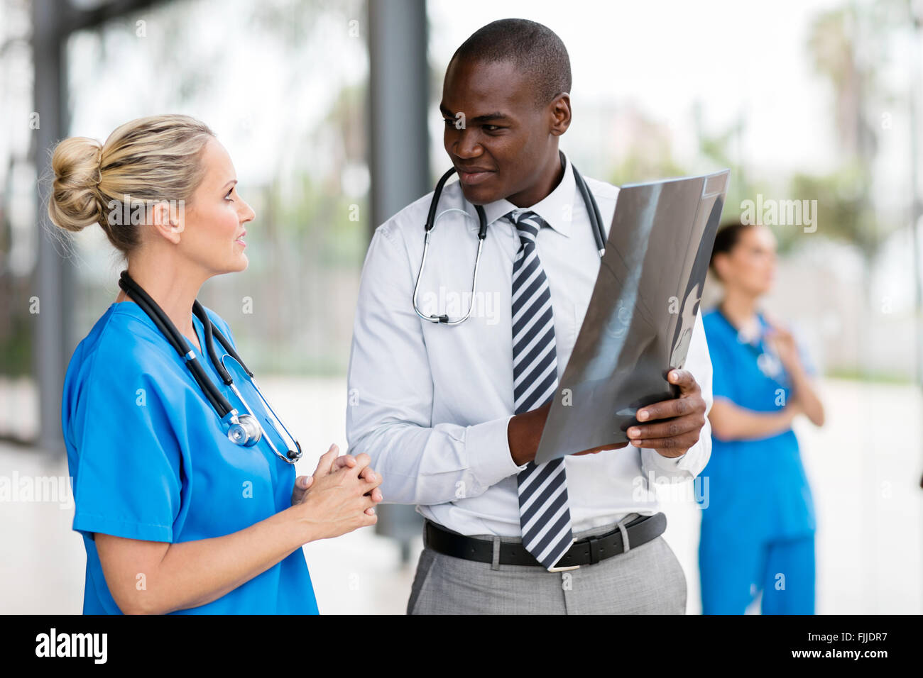 Ärztinnen und Ärzte arbeiten zusammen im Krankenhaus Stockfoto