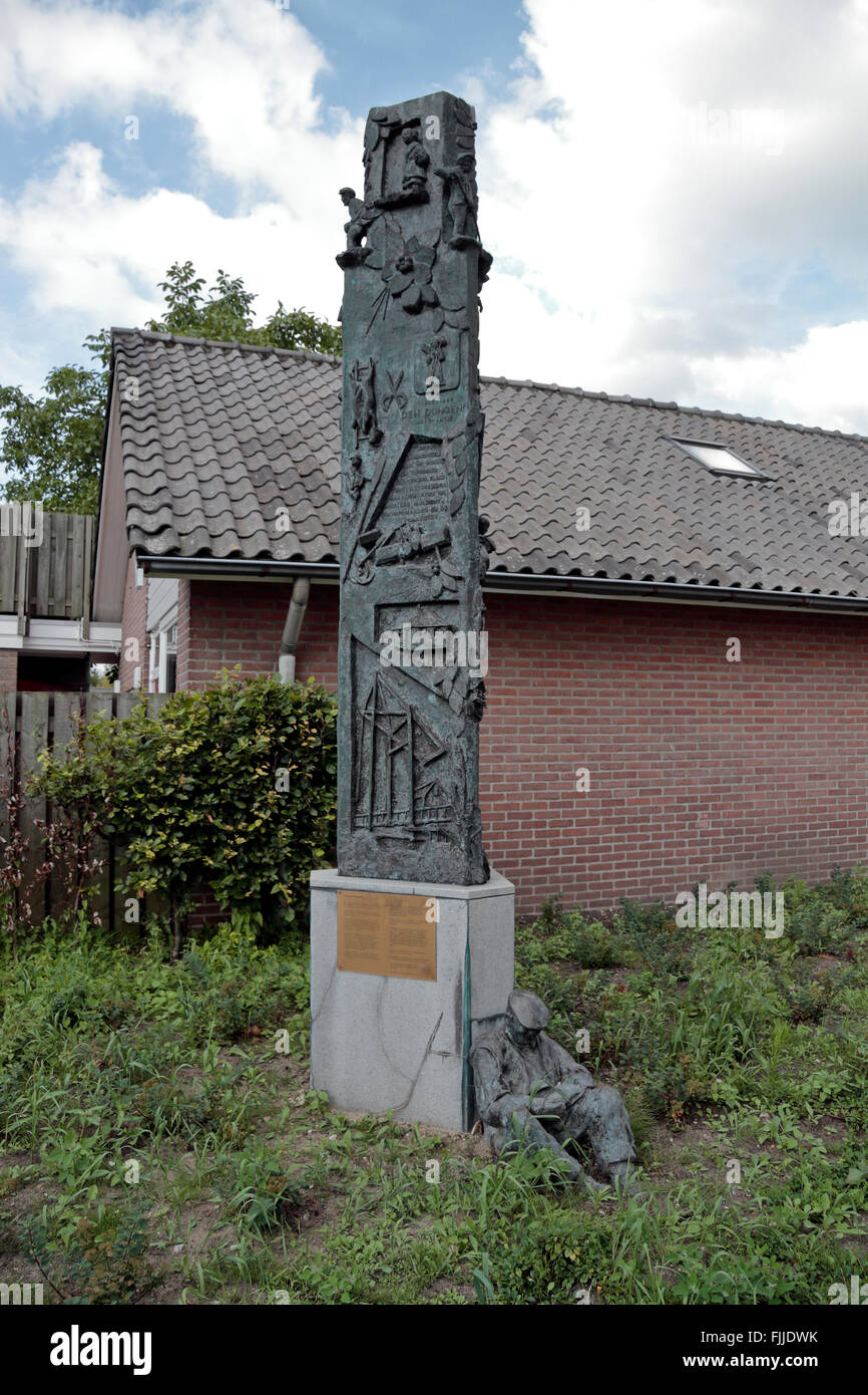 Doppelseitige dreispaltigen Denkmal markiert das Ende einer unabhängigen Den Dungen im Jahr 1995 mit einem Denkmal für die Bereiche Geschichte. Stockfoto