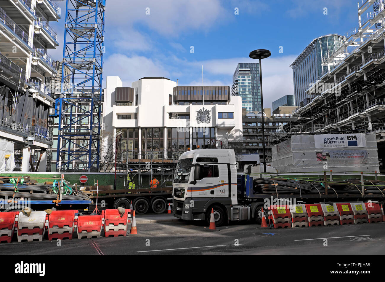 LKW-Entladung auf 2 London Wall Ort Baustelle mit Blick auf Salters Hall auf Fore St Moorgate London UK KATHY DEWITT Stockfoto