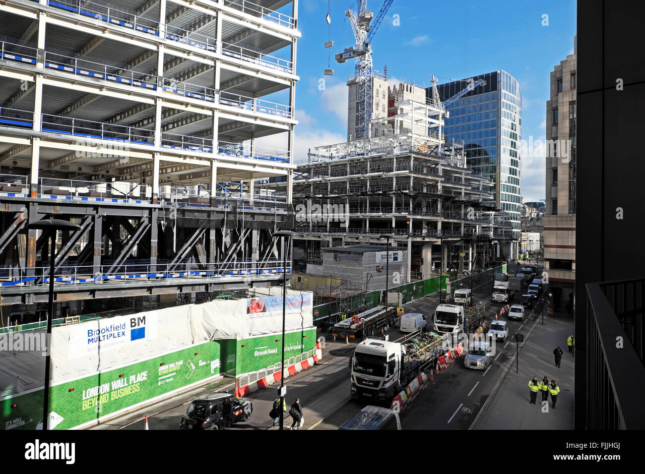 Blick auf 2 London Wall Ort Entwicklung Baustelle & Straßenverkehr blicken nach Moorgate London UK KATHY DEWITT Stockfoto