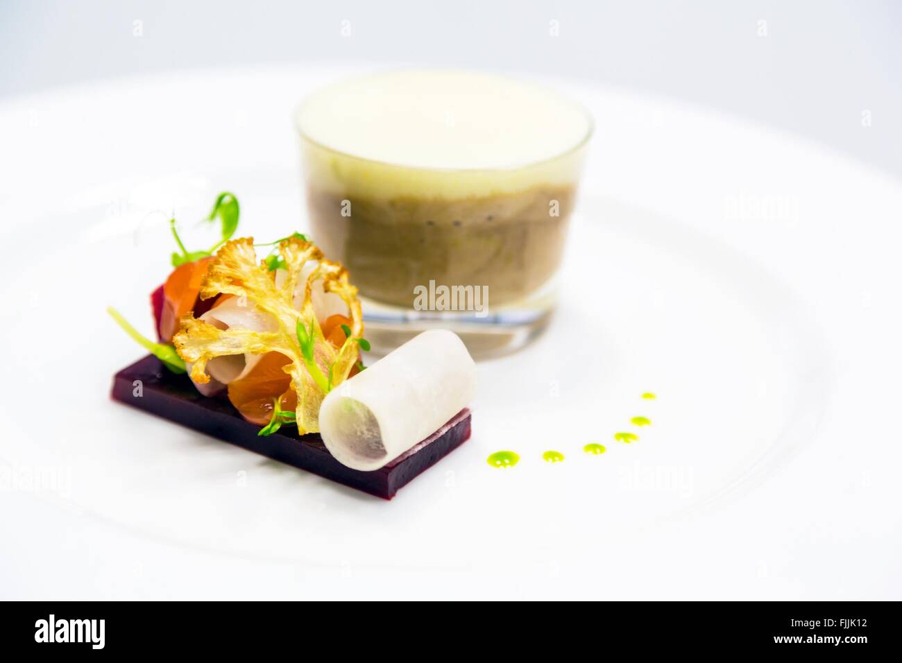 Gourmet-Dessert auf weißen Teller Stockfoto