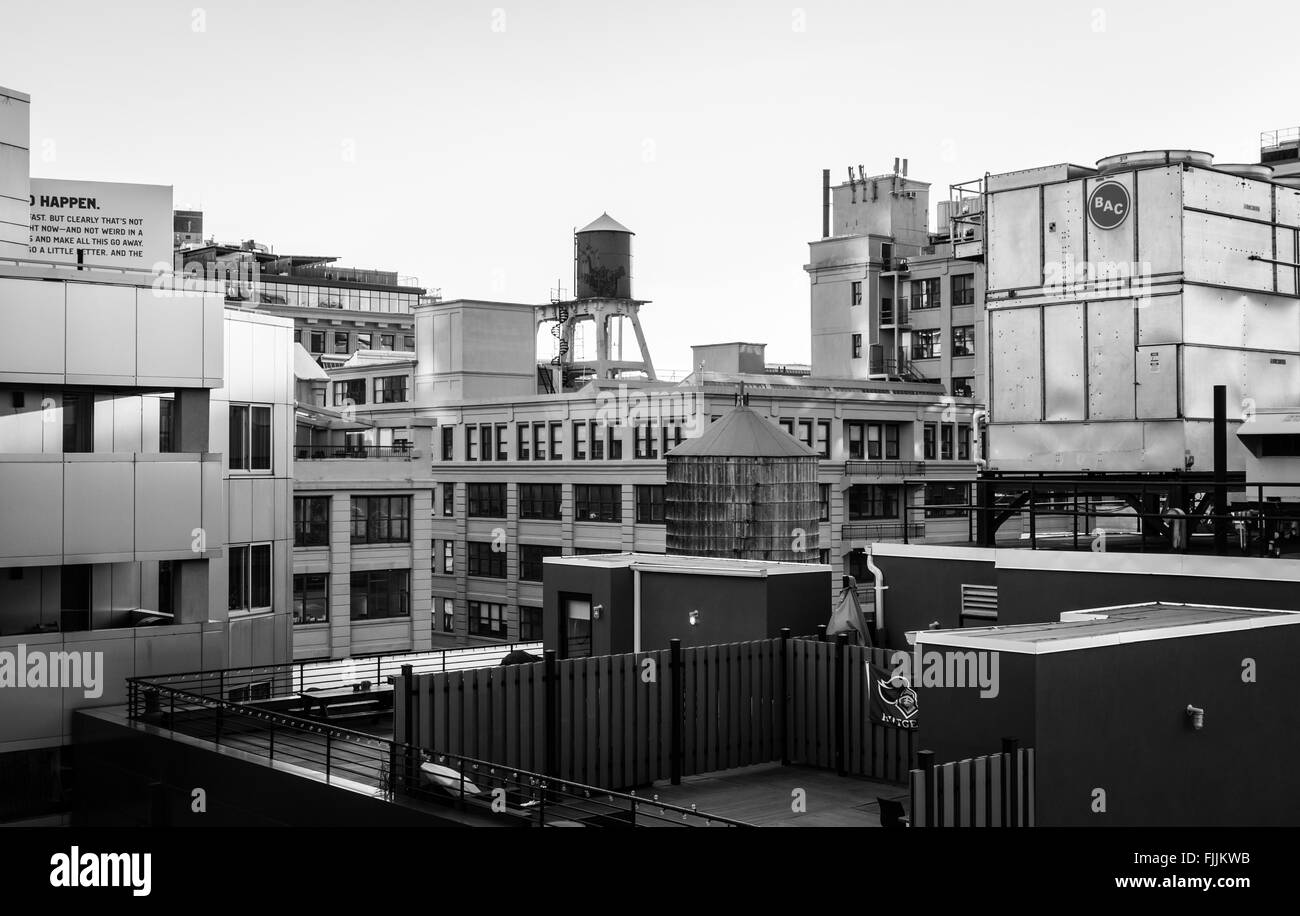 Blick über die Dächer von Brooklyn (Dumbo) in schwarz und weiß, mit Holz- und Wassertürme. Stockfoto