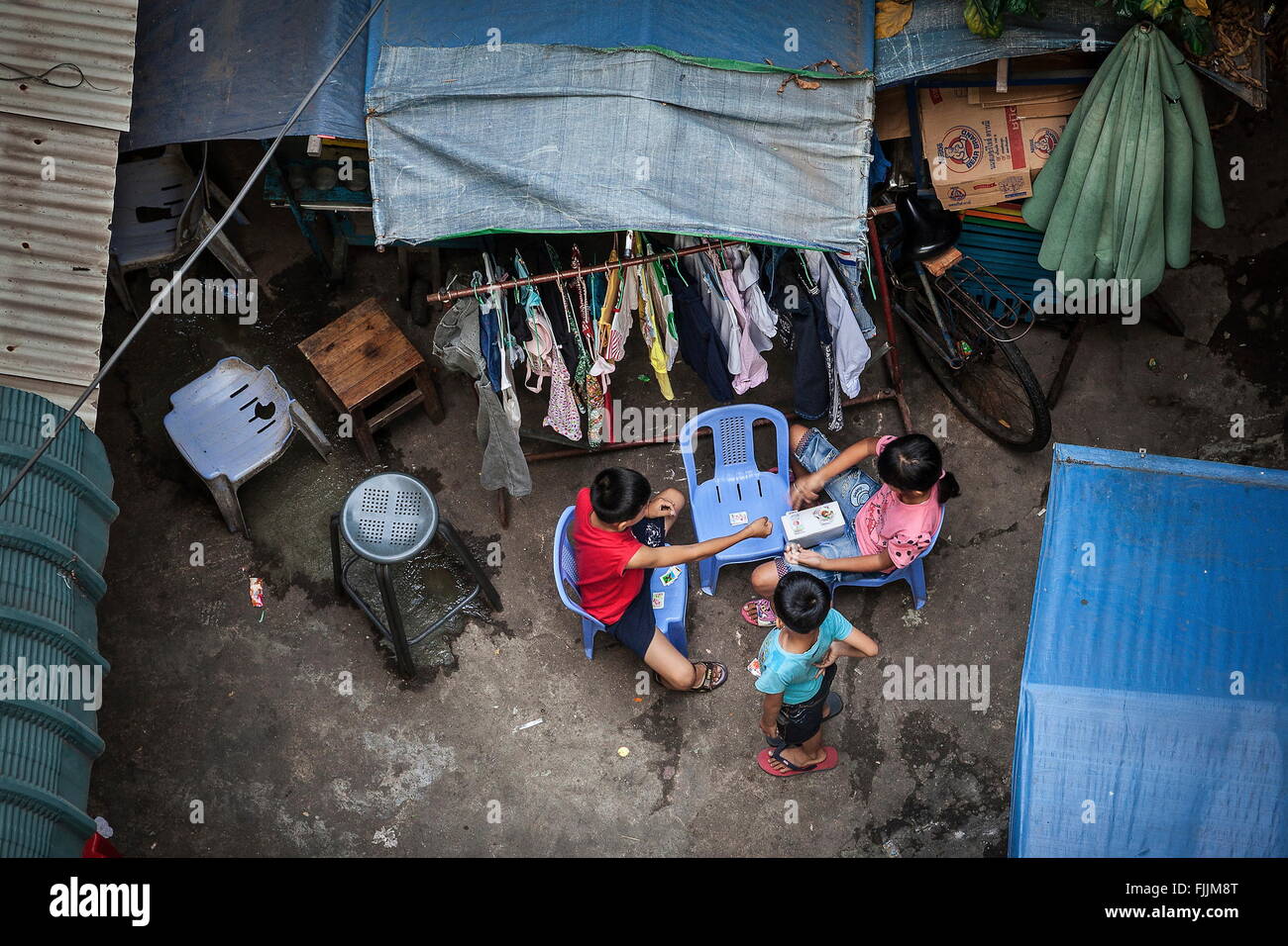 Phnom Penh, Kambodscha. 26. Februar 2015. Kinder spielen Stein-Papier-Schere in einem der offenen Höfe auf der Rückseite des Gebäudes. Mehrere Appartementhaus Haus Künstler und Geringverdiener in der Zeit des kambodschanischen Verstädterung in den frühen 1960er Jahren entstand, ist ein Ort der Kreativität, Inspiration und extreme gewesen, aber ist jetzt stigmatisiert durch Armut, Kriminalität, Drogen und Prostitution. © Tariq Zaidi/ZUMA Wire/ZUMAPRESS.com/Alamy Live-Nachrichten Stockfoto