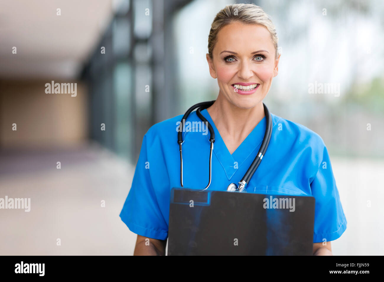 glücklich Gesundheitswesen Arbeitnehmerin mit X-ray Stockfoto
