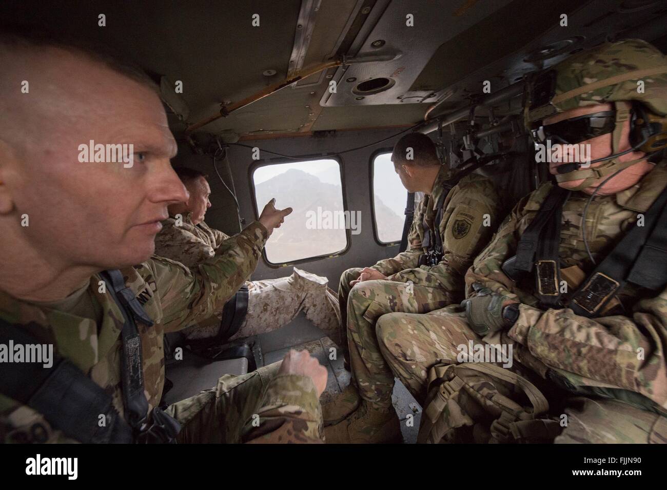 US Joint Chiefs Chairman General Joseph Dunford sieht aus dem Fenster von einem UH-60 Black Hawk Hubschrauber zusammen mit Command Sergeant Major John W. Troxell und Major General Michael Howard: fliegen sie auf Forward Operating Base Fenty 2. März 2016 in Jalalabad, Afghanistan. Dunford ist für die Änderung der Befehl der US-Streitkräfte in Afghanistan. Stockfoto