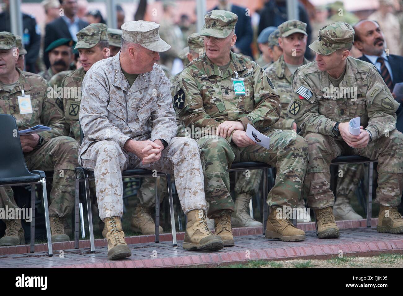 US Joint Chiefs Chairman General Joseph Dunford sitzt mit Command Sergeant Major John W. Troxell, Zentrum, während die Änderung der Befehl Zeremonie 2. März 2016 in Kabul, Afghanistan. Dunford ist für die Änderung der Befehl der US-Streitkräfte in Afghanistan. Stockfoto