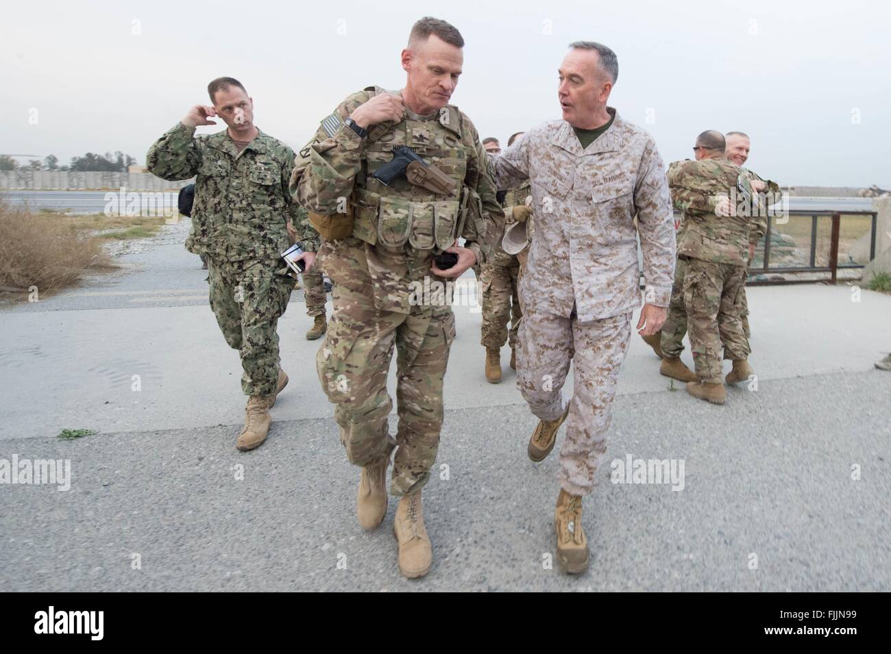 US Joint Chiefs Chairman General Joseph Dunford geht zusammen mit der Armee Major General Michael Howard auf Forward Operating Base Fenty 2. März 2016 in in Jalalabad, Afghanistan. Dunford ist für die Änderung der Befehl der US-Streitkräfte in Afghanistan. Stockfoto