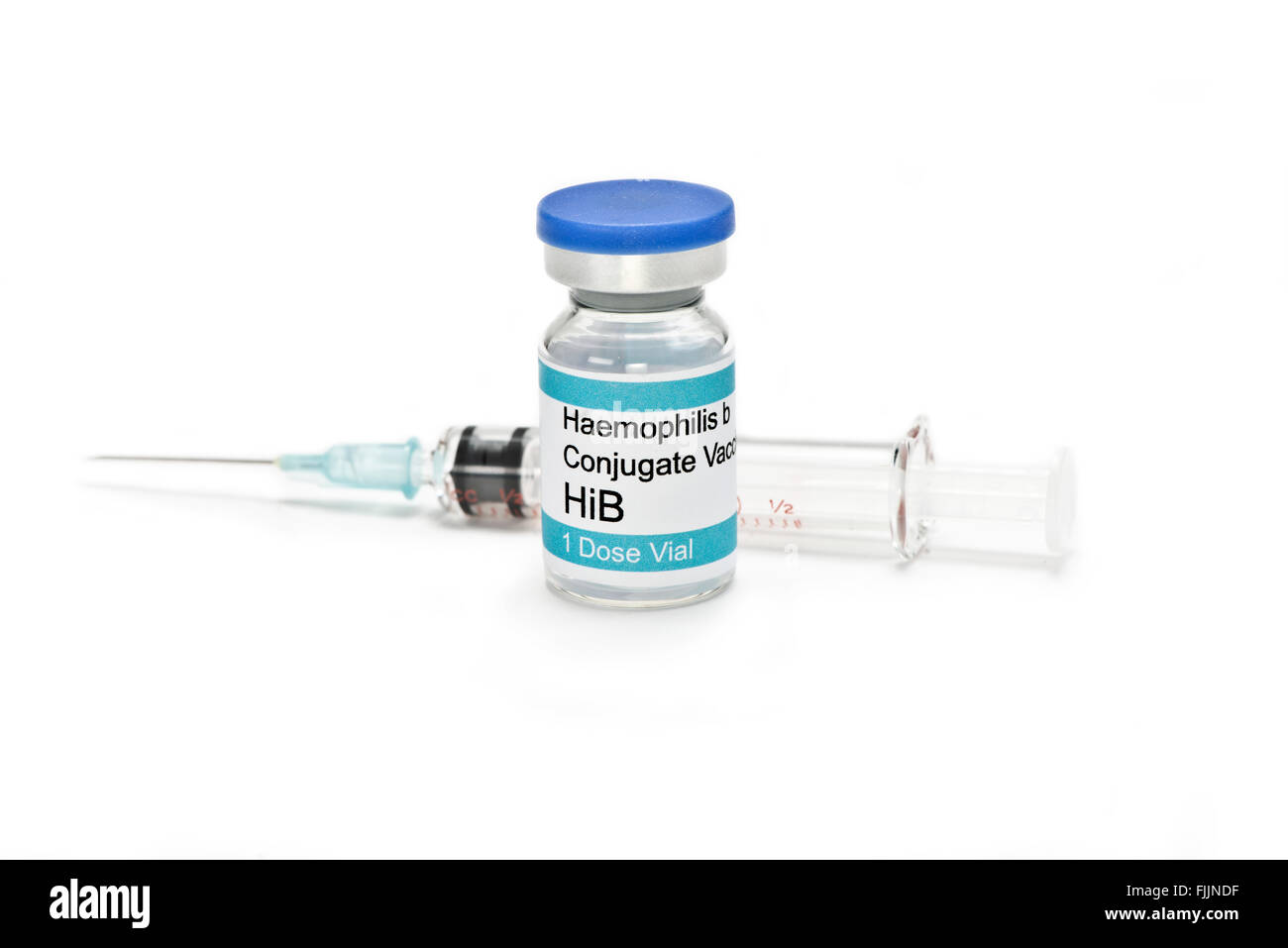 Haemophilus B-Impfstoff mit der Spritze. Etiketten sind fiktiv und von Fotografen erstellt. Stockfoto