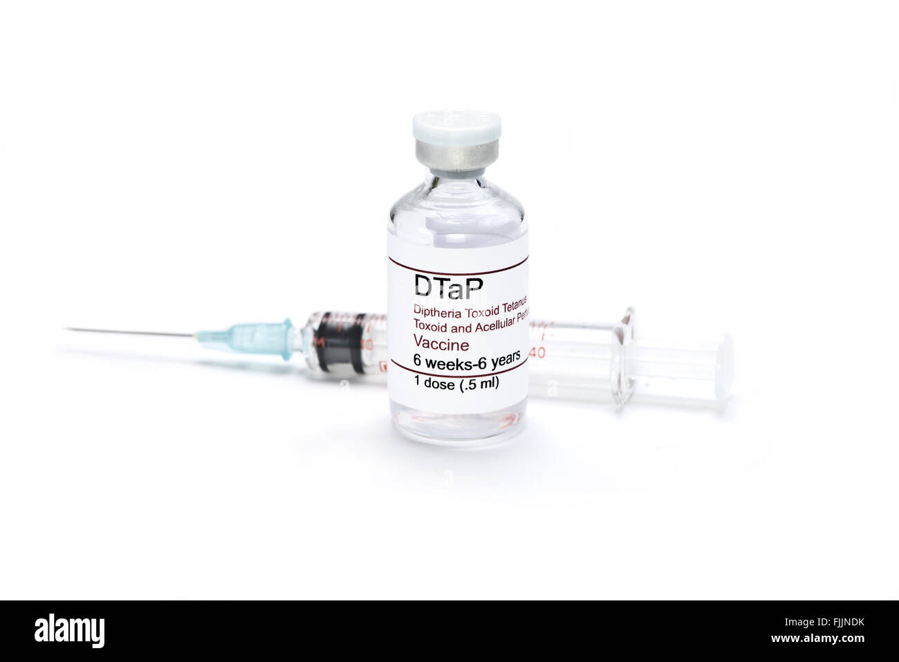 DTap Impfstoff Fläschchen mit Spritze.  Seriennummern sind völlig zufällige Zahlen, Etiketten sind fiktiv und durch die photog Stockfoto