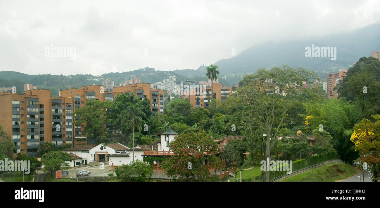Spektakuläres Panorama über moderne südamerikanische Stadt Medellin, Kolumbien Stockfoto
