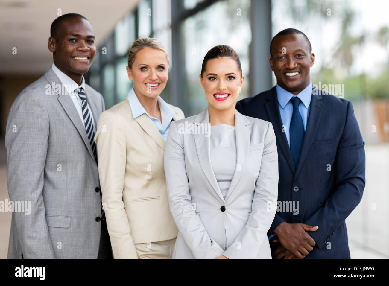 glücklich professionelle Business-Team in die Kamera schaut Stockfoto