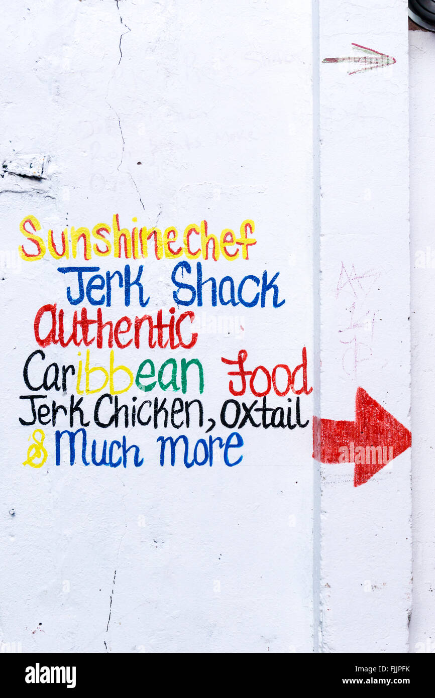 Ein handgemaltes bunte Zeichen für Sonnenschein Chef Ruck Shack authentische karibisches Essen in Brixton, Südlondon. Stockfoto