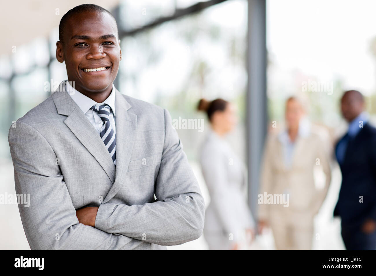 schöne schwarze Geschäftsmann Exekutive in die Kamera schaut Stockfoto