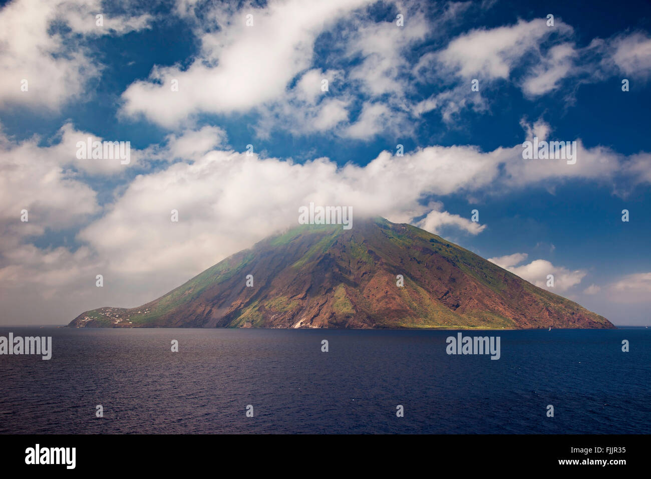Stromboli im Äolischen Inseln - aktiven Vulkan und Heimat von etwa 600 Einwohner, Sizilien Italien Stockfoto