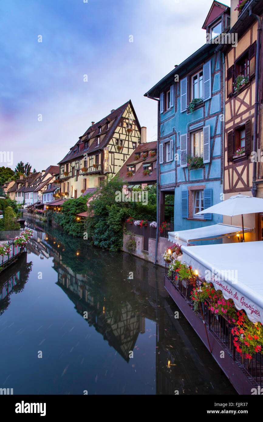 Gebäude und Kanal von Klein-Venedig (Petit Venise), Colmar, Elsass, Frankreich Stockfoto