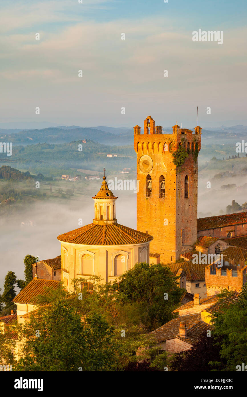 Misty Sonnenaufgang über Kathedrale Santa Maria Assunta e di San Genesio und mittelalterliche Stadt San Miniato, Toskana, Italien Stockfoto