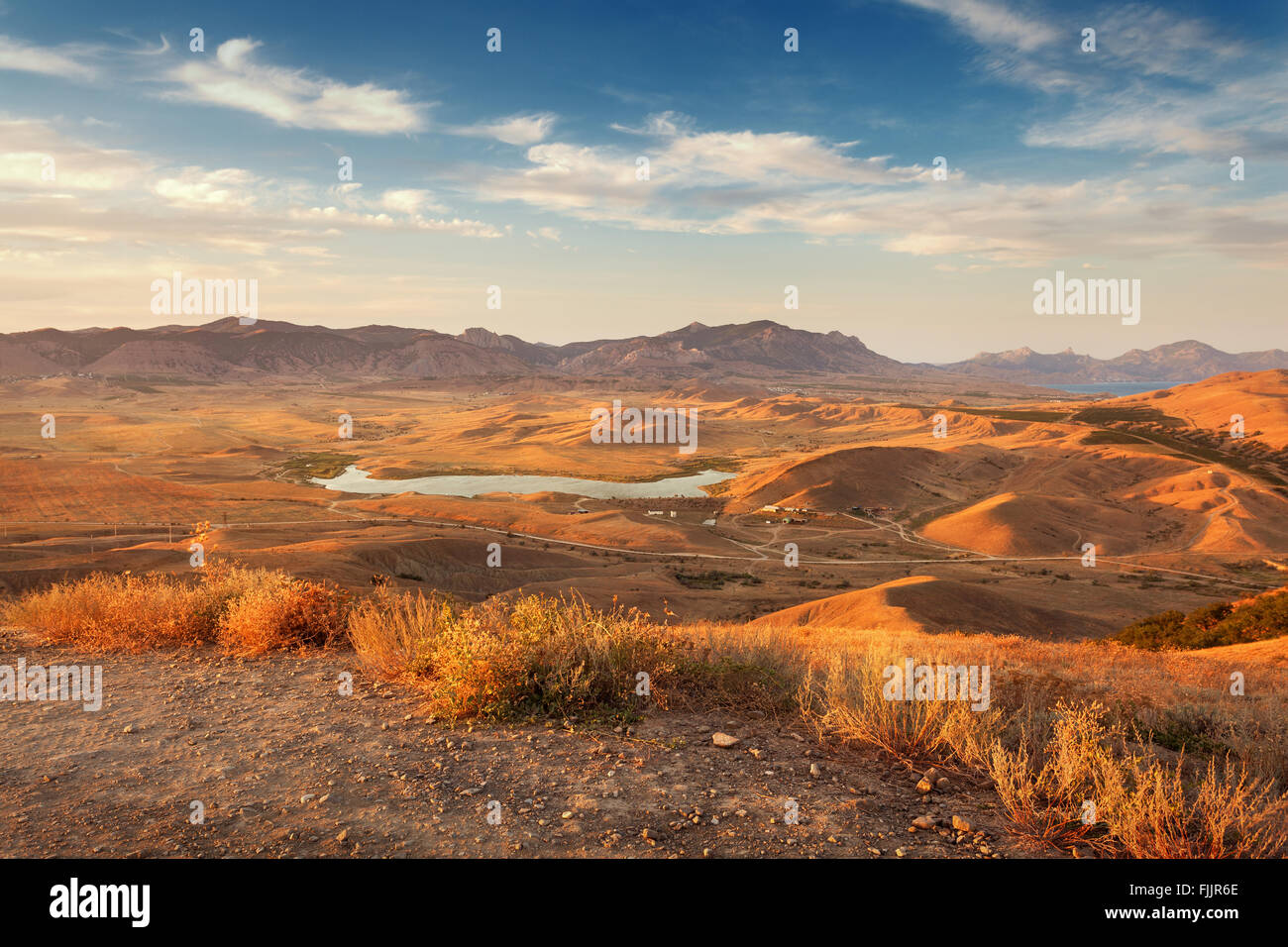 Schöne Aussicht auf das Bergtal mit bewölkten Himmel bei Sonnenuntergang im Sommer. Naturlandschaft Stockfoto