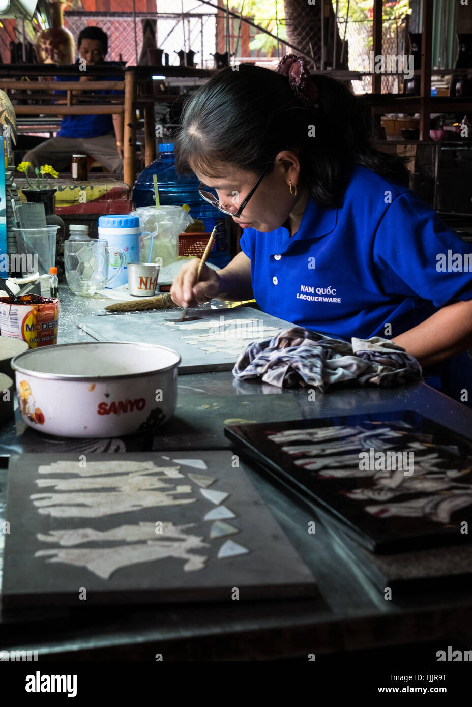 Opfer von Agent Orange arbeiten bei der Nam Quoc Lacquerware Fabrik in den Vororten von Ho-Chi-Minh-Stadt Stockfoto