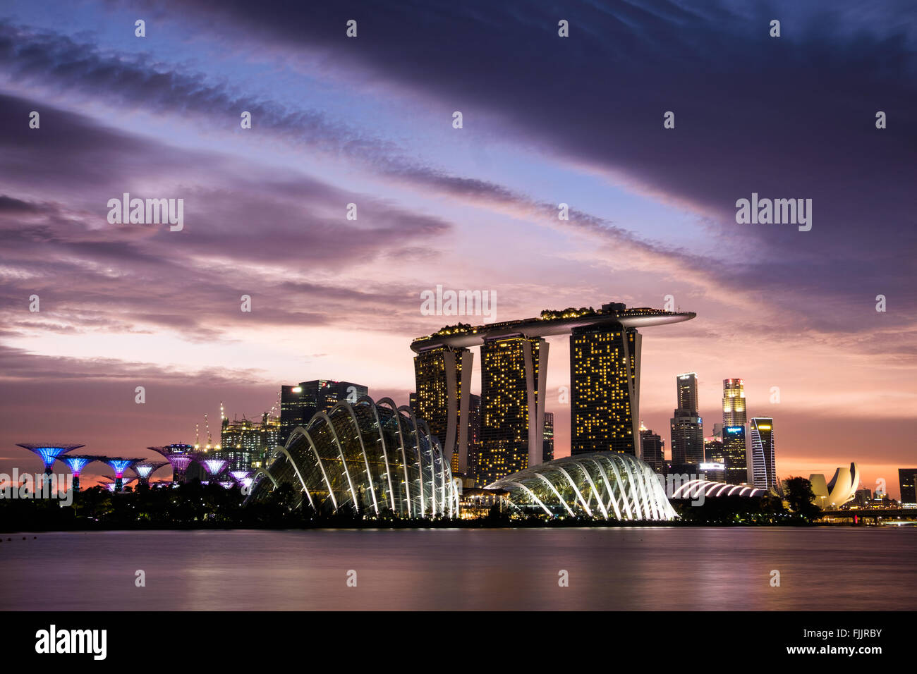 Sonnenuntergang über der Skyline in Singapur Stockfoto