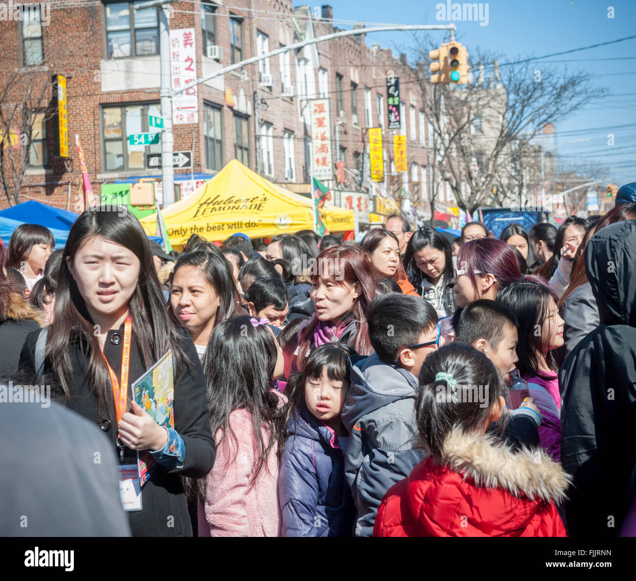 Tausende von Menschen auf der Eighth Avenue im Stadtteil Sunset Park in Brooklyn in New York am Sonntag, 28. Februar 2016 beim Laternenfest Straßenfest. Sunset Park in Brooklyn Chinatown geworden chinesische und andere asiatische Gruppen umgezogen haben und Unternehmen haben gekeimt ihnen gerecht zu werden. (© Richard B. Levine) Stockfoto