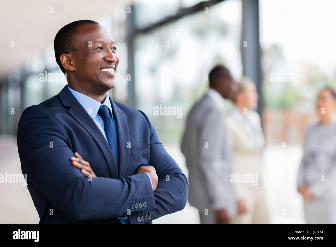 Afrikanische amerikanischen Geschäftsmann wegsehen entspannt Stockfoto