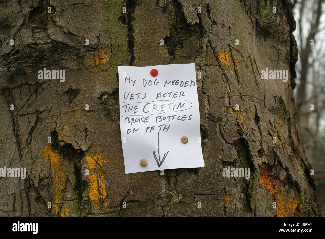 Nachricht vom Hundebesitzer auf der Baumstamm-Notiz hinterlassen Stockfoto