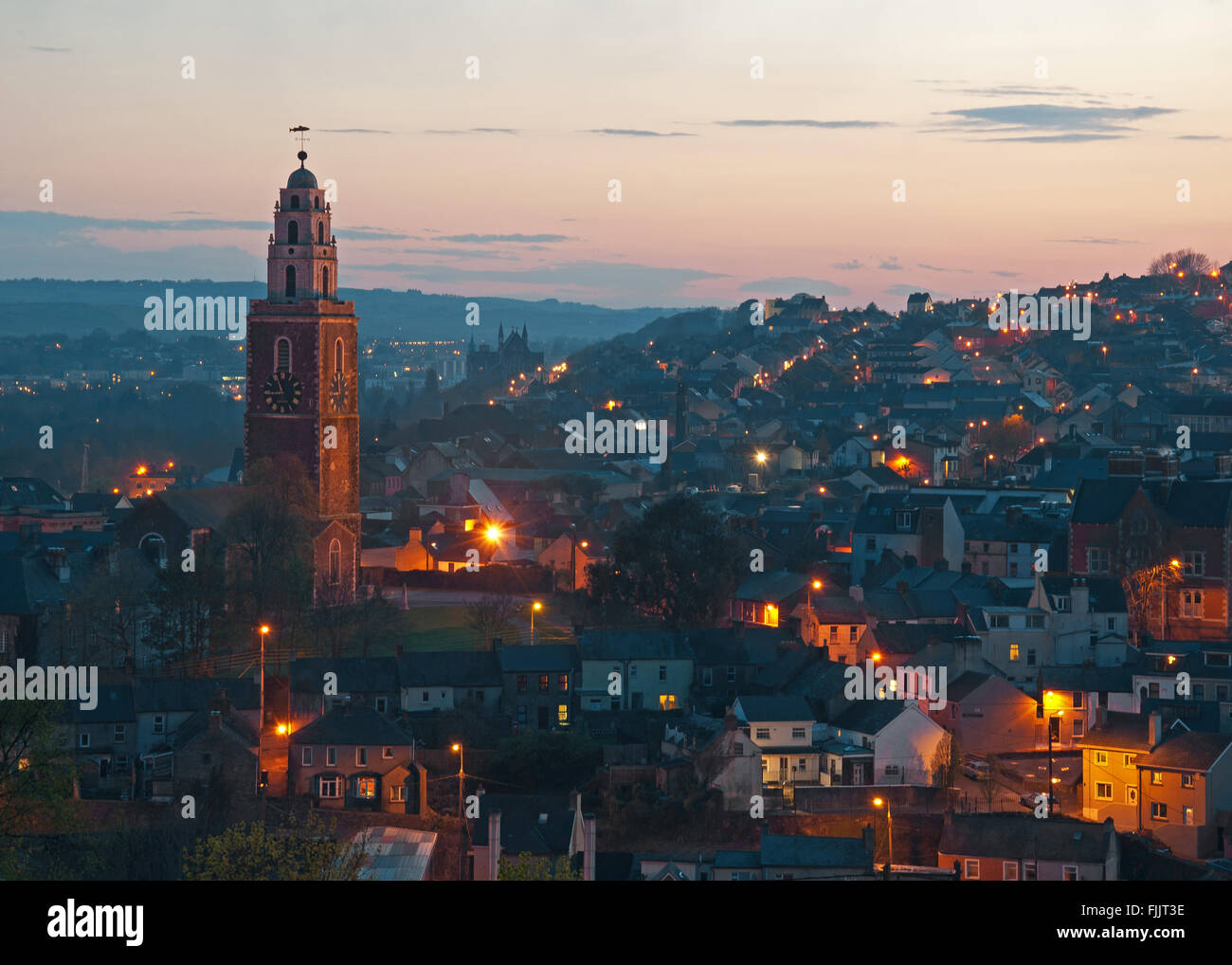 Shandon Tower, St. Annes Church, Cork, Irland in der Abenddämmerung. Stockfoto